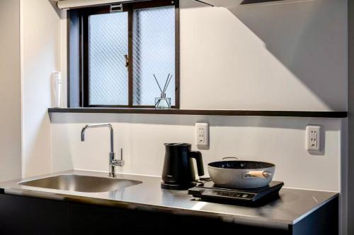 Η κουζίνα ή μικρή κουζίνα στο AURA YUZAWA Apartment Hotel - 1Bedroom Apartment with Living Dining Kitchen Sleeps 2 to 4, Bedroom with 1-Double Bed, Living Room with 1-Sofa Bed