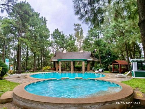 Bazén v ubytování Alpine Villas at Crosswinds Tagaytay nebo v jeho okolí