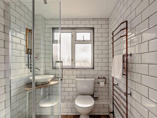 ウエストワード・ホーにある2 Bed in Westward Ho 41132のトイレと洗面台のあるバスルーム