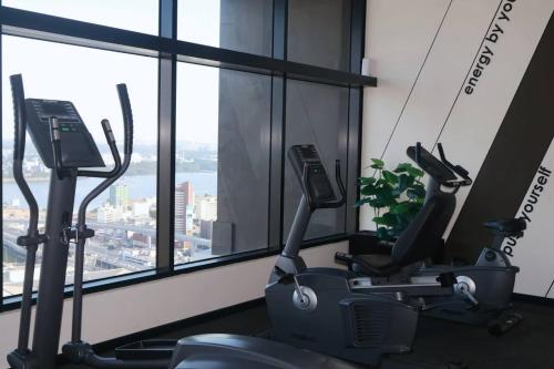 Fitness centrum a/nebo fitness zařízení v ubytování Brand New Minimalist Suite 3 Min Walk to CIQ