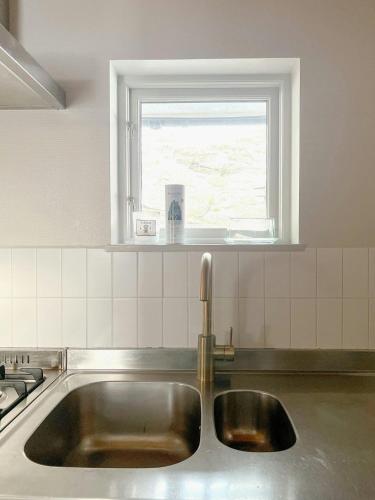 Kuchyň nebo kuchyňský kout v ubytování Artist's Home With Ocean View On Tjörn