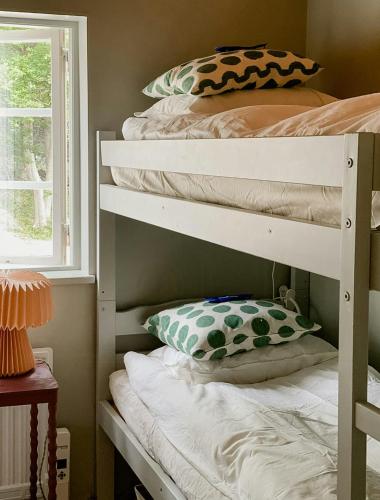 Postel nebo postele na pokoji v ubytování Artist's Home With Ocean View On Tjörn