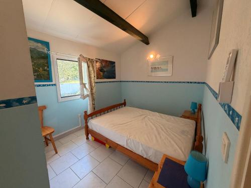 a small bedroom with a bed in a room at CYRNEA 27- Plage à pieds - Clim-Wifi- Favone in Conca