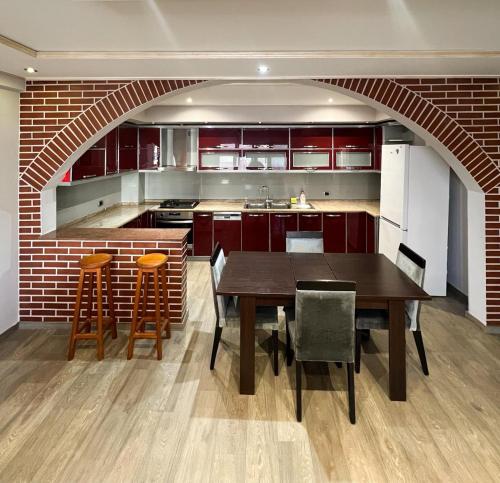 Een keuken of kitchenette bij Azure Dream Apartment