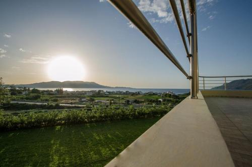 キサモスにあるVilla Levantes Ferienhaus In Mithimna Mit Poolの家のバルコニーから太陽の景色を望めます。