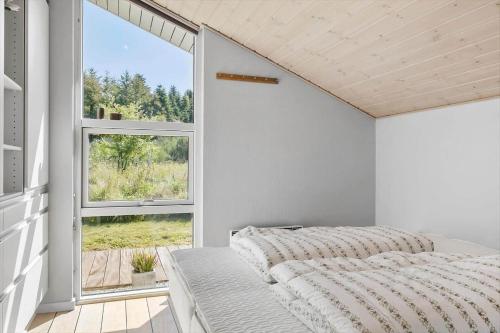 ein Schlafzimmer mit einem Bett und einem großen Fenster in der Unterkunft JB403 Fjerritslev - Poppelvej 20 in Fjerritslev