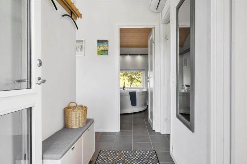 ein Badezimmer mit Badewanne und Waschbecken in der Unterkunft JB403 Fjerritslev - Poppelvej 20 in Fjerritslev