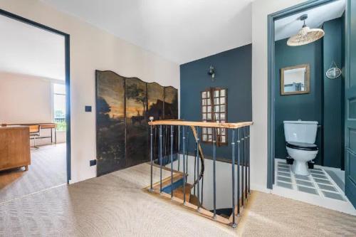 een badkamer met een toilet en een trap erin bij House, garden, Eiffel Tower, Palace of Versailles in Sèvres