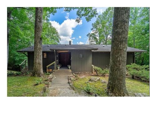 Come relax in the mountains of Otto NC في Otto: منزل امامه شجرتين