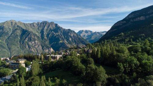 Eine Stadt in einem Tal mit Bergen im Hintergrund in der Unterkunft Evenia Monte Alba in Aramón Cerler