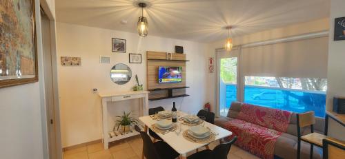 ein Wohnzimmer mit Tisch und Couch in der Unterkunft Bahia Marinas in Ushuaia