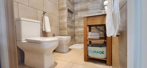ein Badezimmer mit einer weißen Toilette in einem Zimmer in der Unterkunft Bahia Marinas in Ushuaia