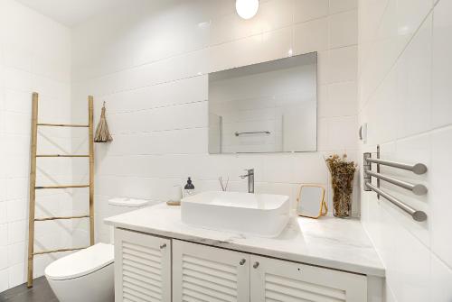 ein weißes Badezimmer mit Waschbecken und Toilette in der Unterkunft Vila Rafa in Albufeira