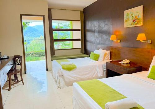 a hotel room with two beds and a window at De View Hotel By PRO in Punten