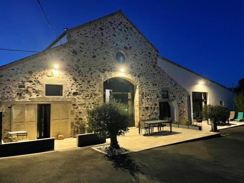 a stone building with a table in front of it at "La Petite Félixière" à 25 min du Puy du Foù, 10 min de Cholet, et 35 min de Nantes in Saint-André-de-la-Marche