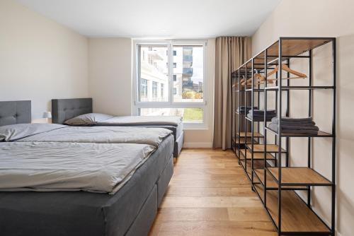 Postel nebo postele na pokoji v ubytování Visionary Hospitality Embrach, Zürich - Premium Apartments with Free Parking, Washer, Kitchen, Rooftop Terrace, Lounge, Bus Stop, Train Station, 15'Airport