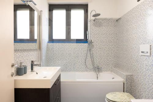 Et badeværelse på Ampio e accogliente Bilocale in zona Bicocca