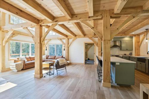 eine große Küche und ein Wohnzimmer mit Holzdecken in der Unterkunft Black Rock Lodge in Stowe