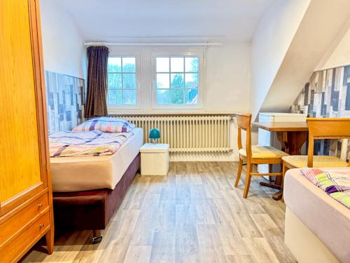 BunkenburgRuime accommodatie voor 10 personen in Marx的一间小卧室,配有两张床和一张书桌