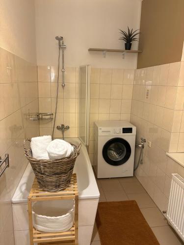 a bathroom with a washing machine and a washer at Parkblick in Wittenberge