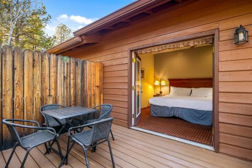 Postel nebo postele na pokoji v ubytování Pine - Apache - Roundhouse Resort and Spa