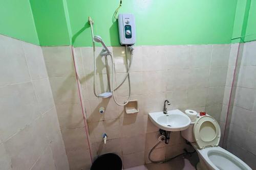 ボラカイにあるLazy Daze Hometel Boracayのシャワー、トイレ、洗面台を備えたバスルーム