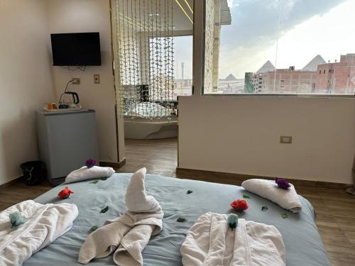 Postel nebo postele na pokoji v ubytování Silent Majesty Pyramids View INN