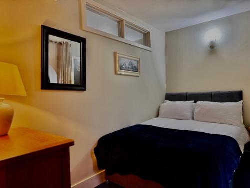 Ein Bett oder Betten in einem Zimmer der Unterkunft Mallview Coach House