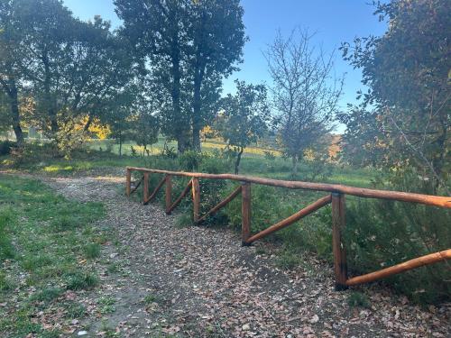 カプレーゼ・ミケランジェロにあるAntica Fieraの畑の塀