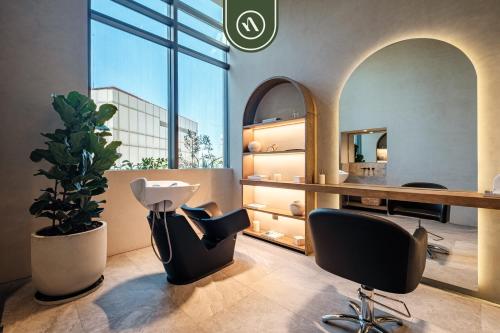 Χώρος καθιστικού στο Luxury Studio - Pool - Revolution Monument View