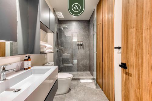 Ένα μπάνιο στο Luxury Studio - Revolution Monument View - Pool