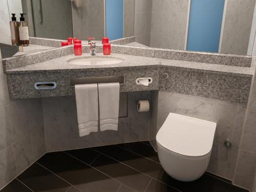 Koupelna v ubytování DORMERO Hotel Dessau-Roßlau