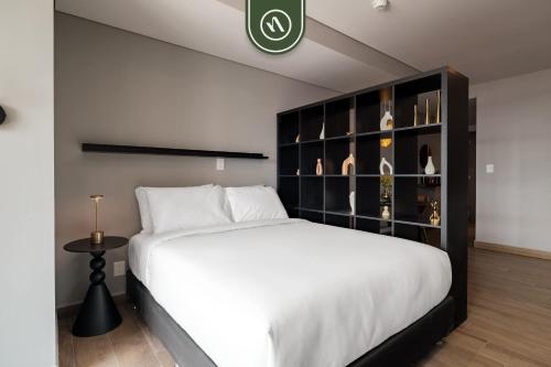 Ένα ή περισσότερα κρεβάτια σε δωμάτιο στο Studio with Amazing View - Great Location - Pool