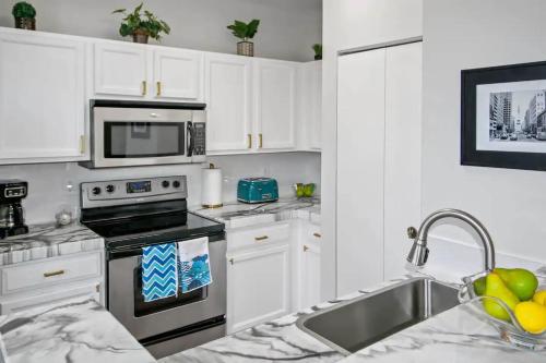 Кухня або міні-кухня у Exquisite Top Floor Condo in Downtown Indianapolis with King Bed