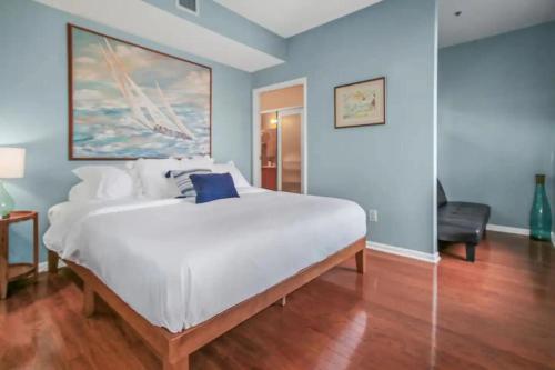 Ліжко або ліжка в номері Exquisite Top Floor Condo in Downtown Indianapolis with King Bed