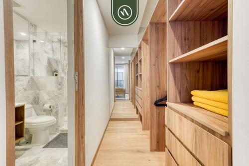 Ένα μπάνιο στο Luxury 2 BR Condo - Rooftop Pool with City View