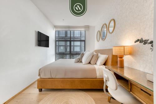 En eller flere senge i et værelse på Centric 2 BR Condo - Gym - Open Air Cinema