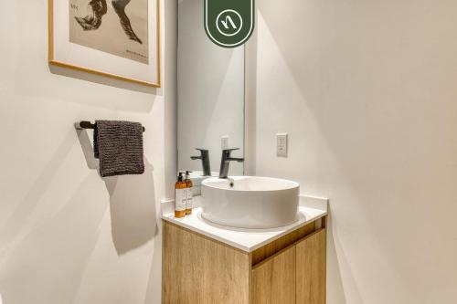 Et badeværelse på Centric 2 BR Condo - Gym - Open Air Cinema