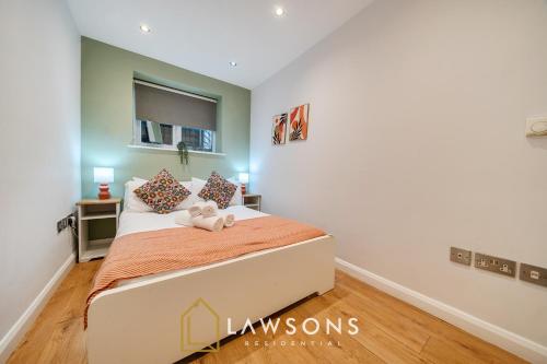 a bedroom with a bed with two stuffed animals on it at Crowning Around I Parking in Windsor