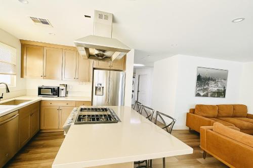 Η κουζίνα ή μικρή κουζίνα στο Bright Corner Home Retreat Near SoFi