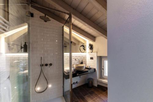 a bathroom with a shower and a sink at Home Holidays - by MyHomeInComo in Argegno