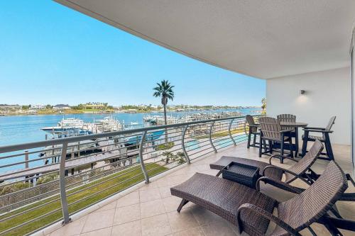 un balcon avec une table et des chaises et une vue sur l'eau dans l'établissement Bella Luna 205, à Perdido Key