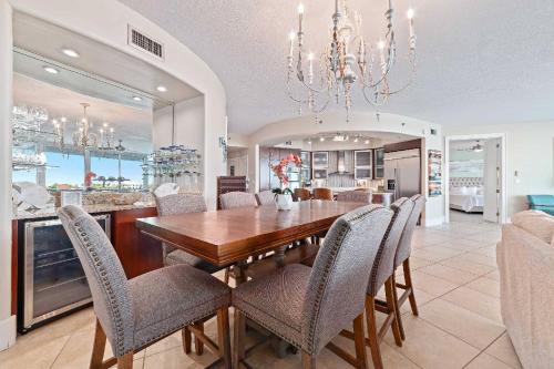 une salle à manger avec une table et des chaises dans l'établissement Bella Luna 205, à Perdido Key