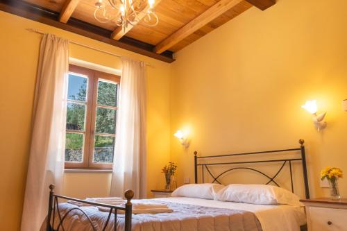 Postel nebo postele na pokoji v ubytování Marina's Lodge