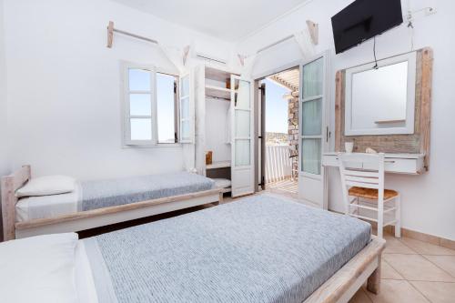 Ένα ή περισσότερα κρεβάτια σε δωμάτιο στο Harama Hotel Schinousa