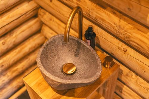 une salle de bain avec un lavabo en pierre dans une cabine dans l'établissement Cosy Cottage w/ Jacuzzi in Amazing Region, à Aywaille
