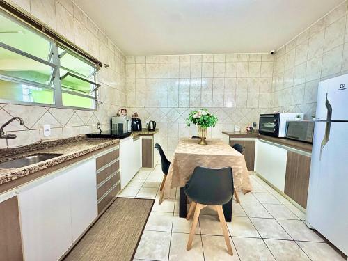 Kuchyň nebo kuchyňský kout v ubytování Serra e Mar