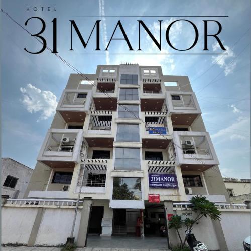un edificio alto con las palabras "tres casas" en él en Hotel 31 Manor, en Nagpur
