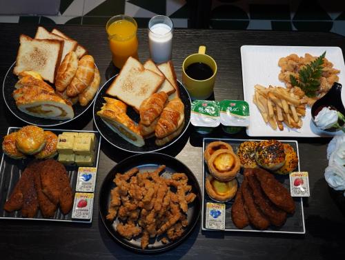 a table with many different types of food on it at 烟台朝阳文保艺术酒店 in Yantai