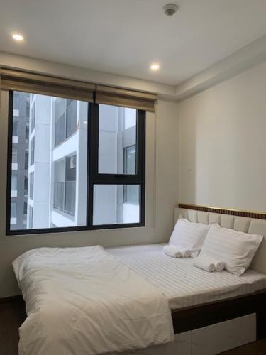 Postel nebo postele na pokoji v ubytování Modern 1 bedroom apt at The Emerald Golf View - Pool, Gym, Near Aeon Mall and VSIP